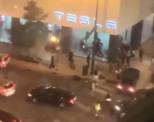 美国又大规模骚乱，多家商店被打砸抢含特斯拉，至少100人被捕