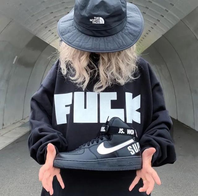 日本人是怎么把 Supreme 穿成精神小伙的?
