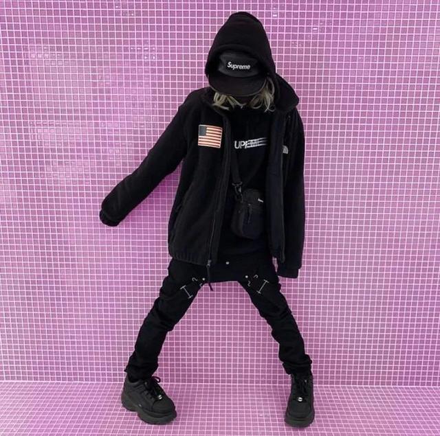 日本人是怎么把 Supreme 穿成精神小伙的?