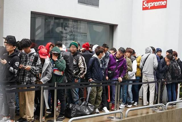 日本人是怎么把 Supreme 穿成精神小伙的?