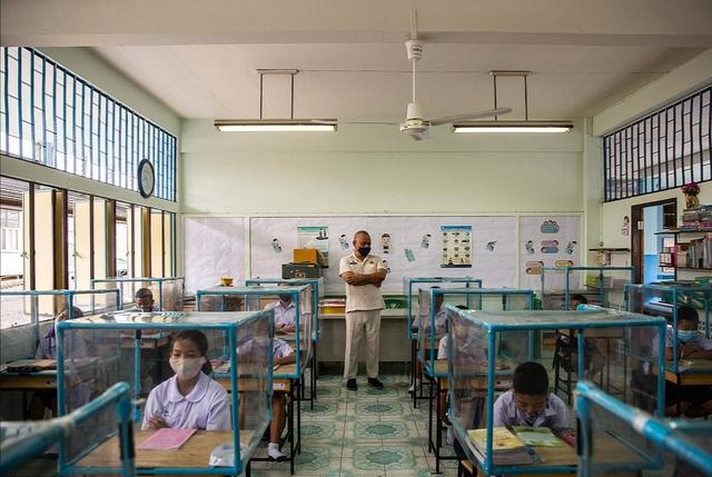 来抄作业！全世界最严格的社交距离，是泰国孩子们在塑料笼里上课