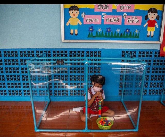 来抄作业！全世界最严格的社交距离，是泰国孩子们在塑料笼里上课