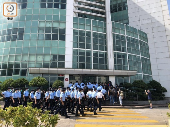  警方进入“壹传媒”大楼搜证（图源：东网）