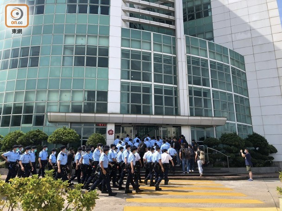 警方进入“壹传媒”大楼搜证(图源:东网)