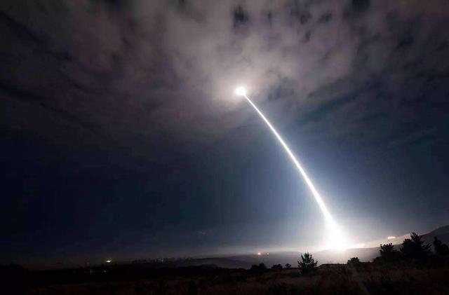 美国发射50岁高龄的洲际导弹，试图恐吓中俄，俄专家：衰落的象征