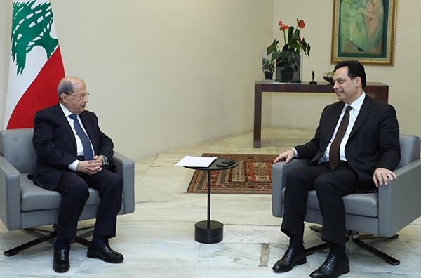  8月10日，在黎巴嫩首都贝鲁特东南的总统府，黎巴嫩总统米歇尔·奥恩（左）会见黎巴嫩总理哈桑·迪亚卜。新华社 图