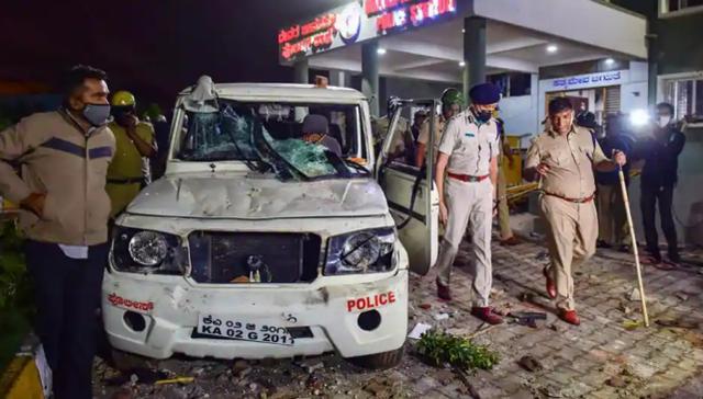 印度又乱了！上千民众围堵警察局，砸警车烧房子，50多名警察受伤