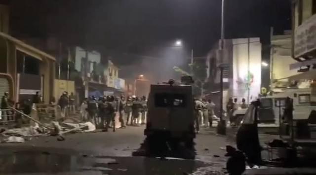 印度又乱了！上千民众围堵警察局，砸警车烧房子，50多名警察受伤