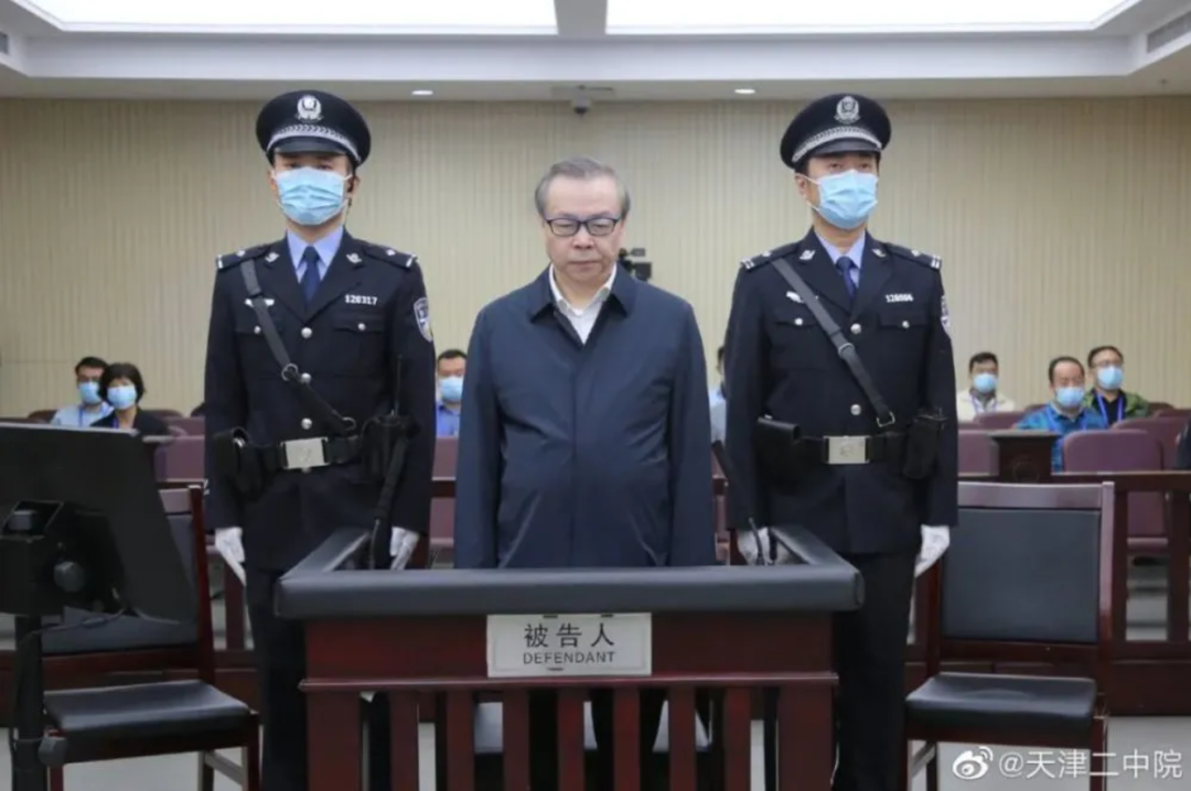 ▲2020年8月11日，天津市第二中级人民法院一审公开开庭审理了赖小民（中）受贿、贪污、重婚一案，将择期宣判。