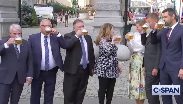 蓬佩奥在捷克不戴口罩喝啤酒 视频截图