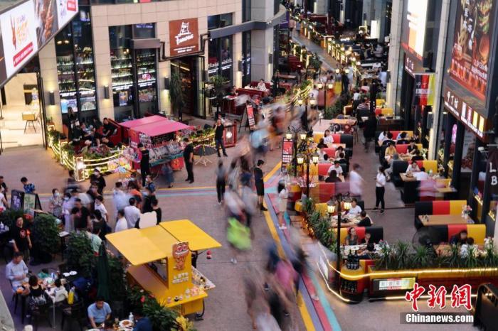资料图：市民在商业街逛街购物。中新社记者 盛佳鹏 摄