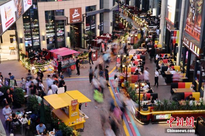 资料图:市民在商业街逛街购物。中新社记者 盛佳鹏 摄