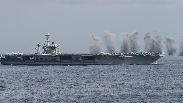 美伊交锋再次升级，伊朗发起强硬报复，“击沉”一艘美国航母警告