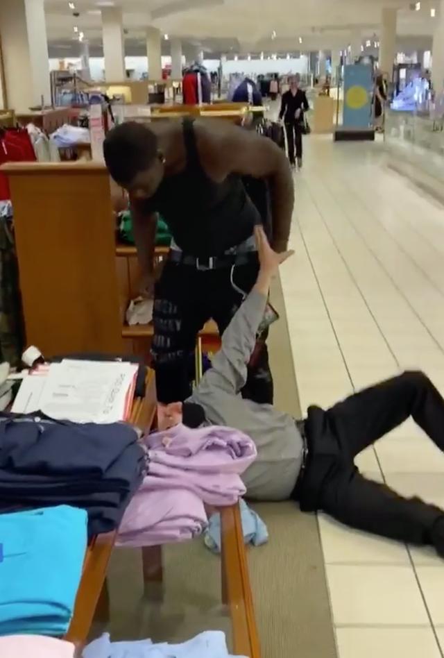 美国白人店员被18岁黑人殴打后，要求宽大处理袭击者