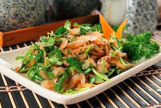 美食精选:清水煮鲈鱼、虾皮拌香菜、海笋炒面、糯米扣肉