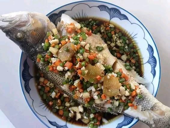 美食精选：清水煮鲈鱼、虾皮拌香菜、海笋炒面、糯米扣肉