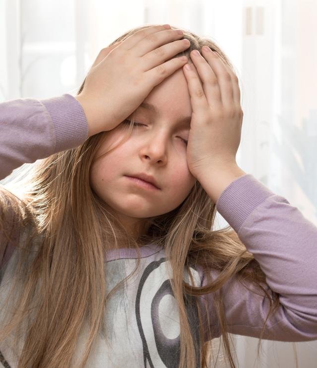 8岁女孩头痛，误以为感冒一查竟是脑癌，医生：这些症状需注意