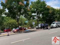 柳州一出租车司机躺在车内，被发现时