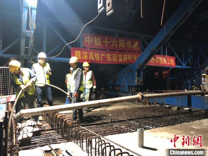 图为,赣深高铁郭屋村跨东江双线特大桥合龙现场 田静 摄
