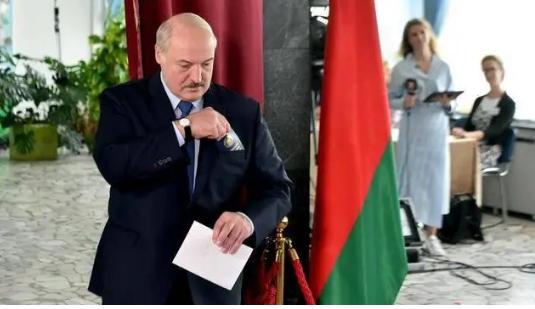 万人抗议大选有舞弊嫌疑，白俄罗斯总统：抗议民众被外国势力蛊惑