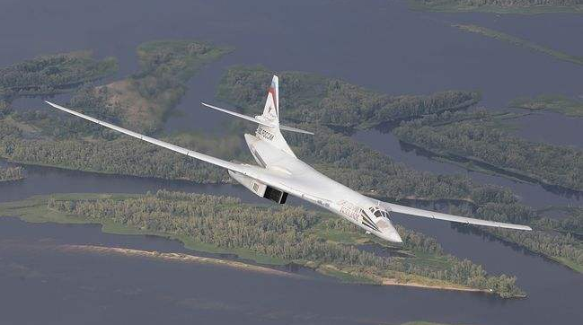 白天鹅又将威慑美国！俄罗斯宣布大改图160，将用五代机苏57技术