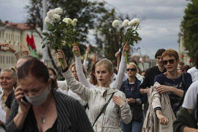 总统请下台！白俄罗斯爆发大规模抗议，超20万人聚集首都街头
