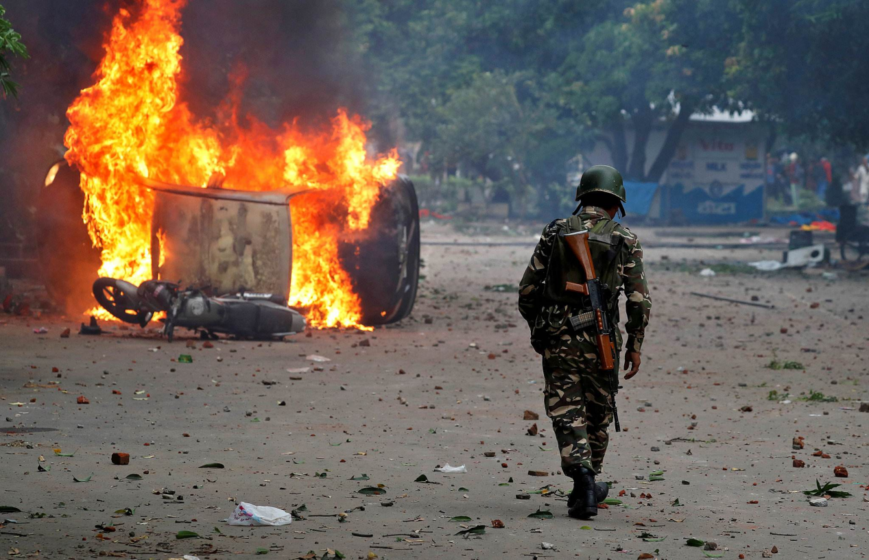 莫迪还在嚣张？印度"硅谷"燃烧一整夜，暴力冲突造成数十人伤亡