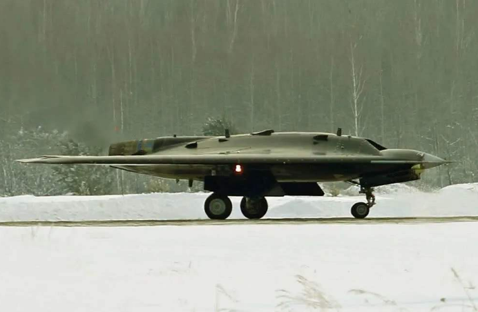 俄罗斯大型无人机高调亮相，性能超越美国同款无人机