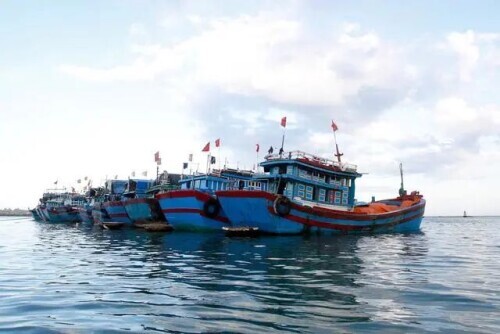 越南渔船闯入马来西亚海域，不听警告执意前进，一名渔民被击毙