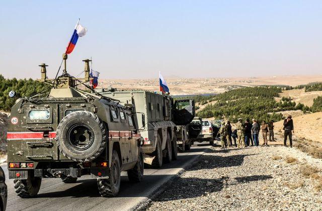 在叙俄罗斯巡逻车被炸翻，少将不治身亡，专家：叛军武装图穷匕见