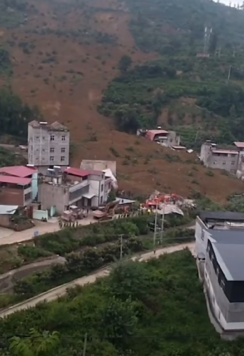 8月21日，雅安市一村庄发生山体滑坡，相关救援正在继续。视频截图