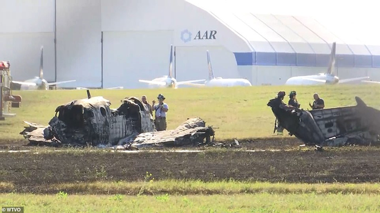 大火被扑灭后，调查人员和消防人员在飞机失事现场。（图源：每日邮报）