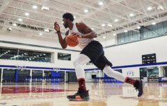 首款恩比德签名战靴UA Embiid One