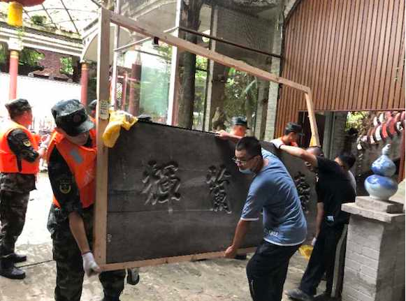  军民协手抢救民营重庆市巴渝名匾文化艺术博物馆物资