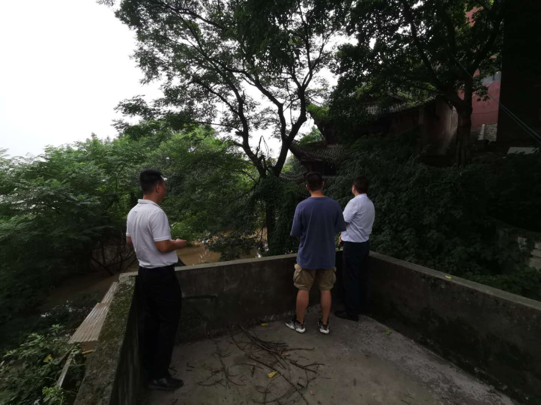  重庆市文物局防汛工作组巡查弹子石摩崖造像受灾情况