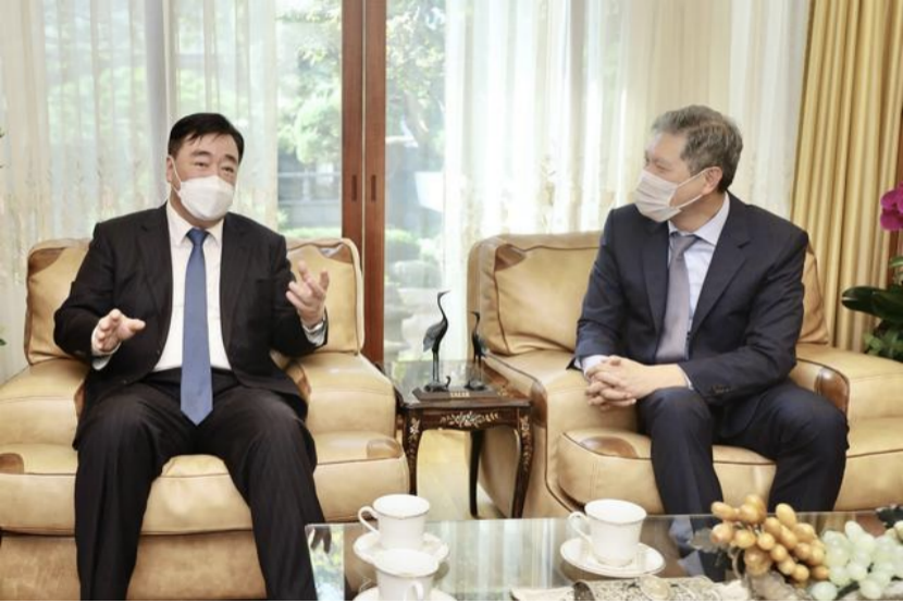  中国驻韩大使邢海明（左）探望韩国前总统卢泰愚（右）