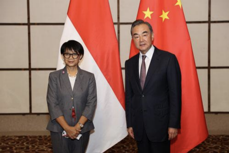 8月20日，国务委员兼外长王毅在海南保亭会见印度尼西亚外长蕾特诺•马尔苏迪