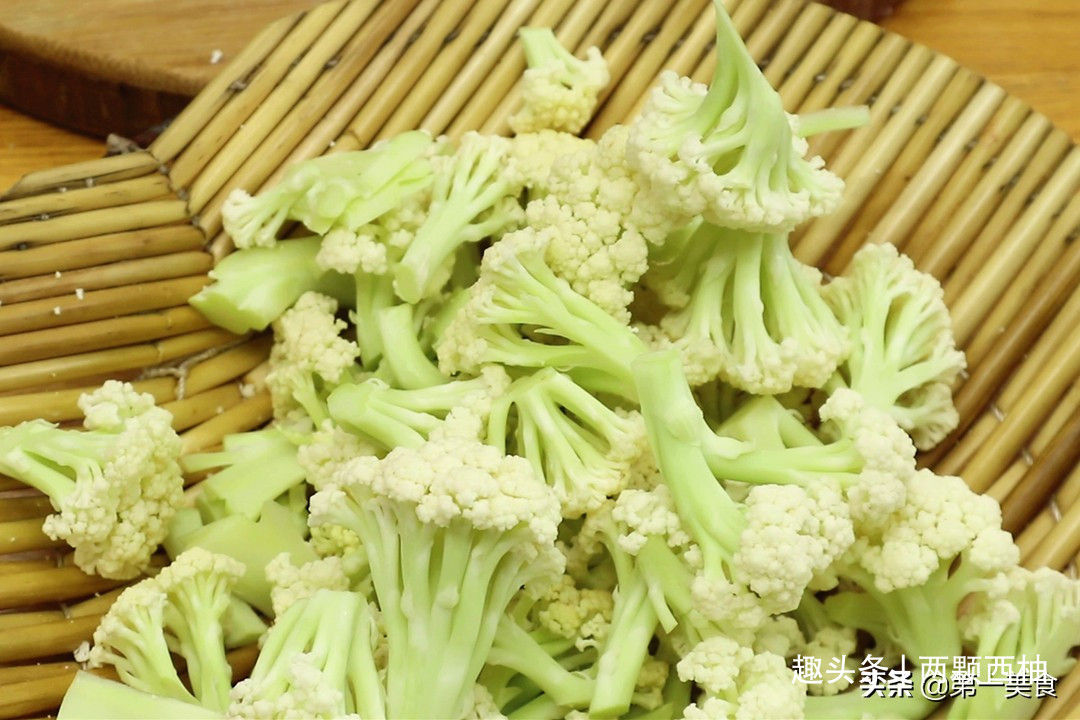 干锅花菜这样做，越吃越香越下饭！3分钟做一锅，口感爽脆还入味