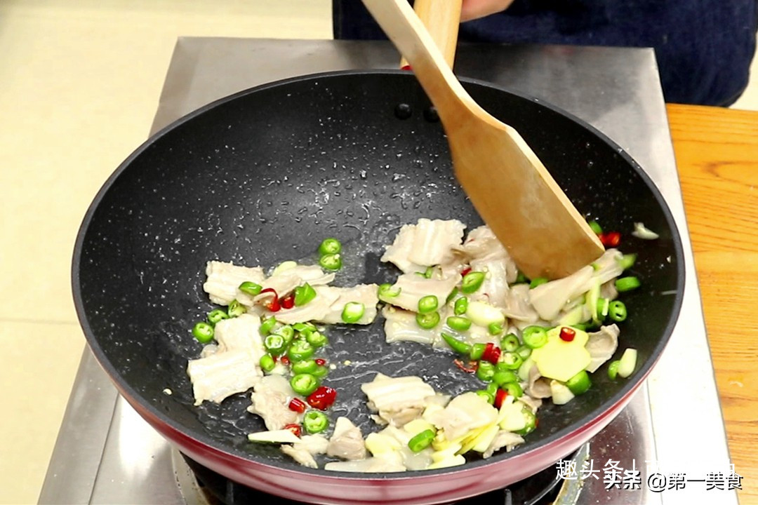 干锅花菜这样做，越吃越香越下饭！3分钟做一锅，口感爽脆还入味