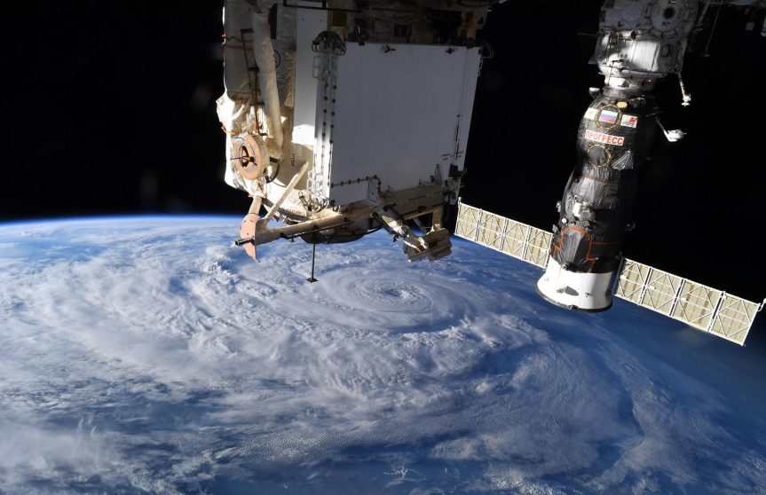 从太空拍下的地球照片（国际空间站科考组成员、美国宇航员卡西迪的推特）