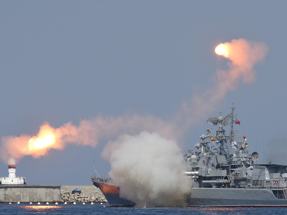 俄大批战舰驶向黑海，划出禁区发射导弹，对美警告：这样将开火