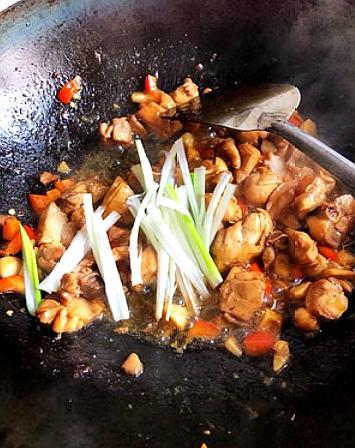 这才是鸡肉最简单的做法,香辣入味,嫩滑不柴口,真下饭