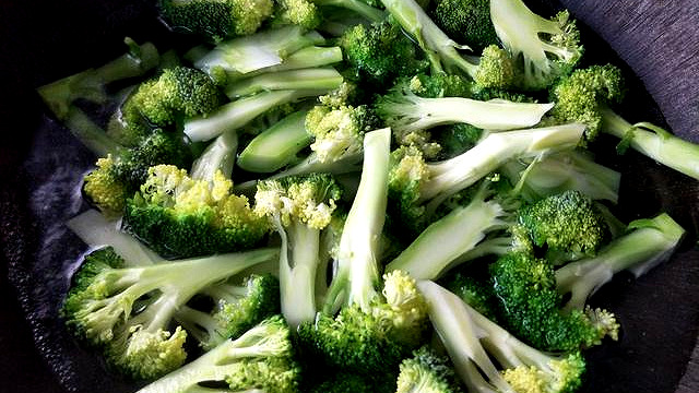 大厨教你农家菜“上肉干炒西兰花”家常做法,味道鲜美,口感爽脆