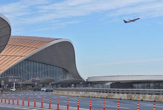 明天（ 8月25日），东航、南航部分航班由首都机场转场至大兴机场。摄影/新京报记者 陶冉