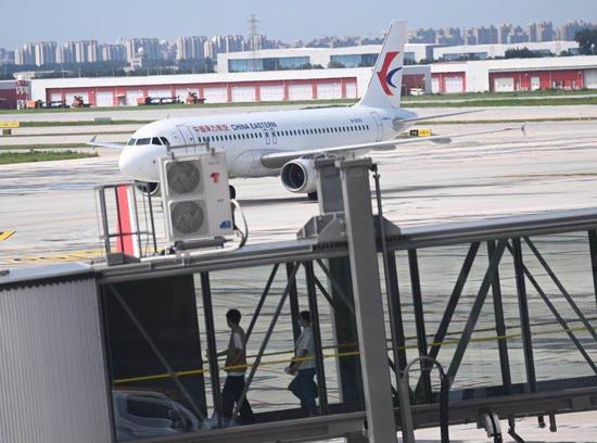 东航12个城市的航班转至大兴机场。摄影/新京报记者 陶冉