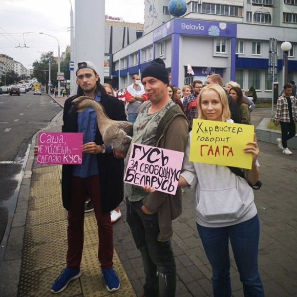 白俄示威进入持久战 普京不谈介入 卢卡申科手持机枪上街