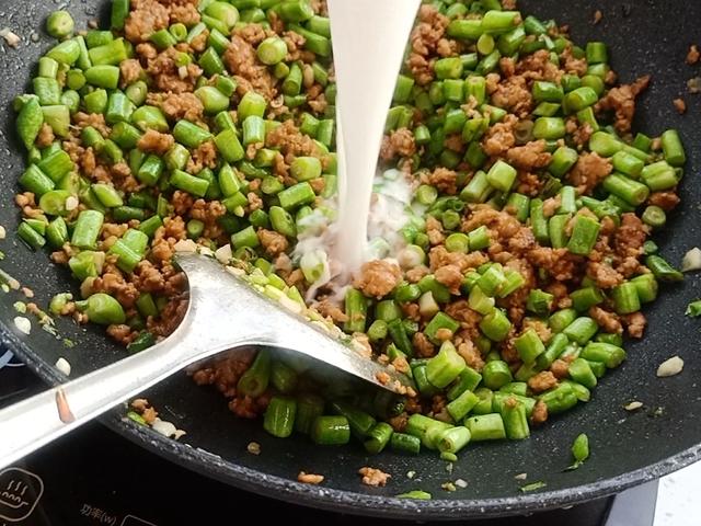随便炒一炒的豆角,得到全家人的好评,夏季食欲减退的好家常菜