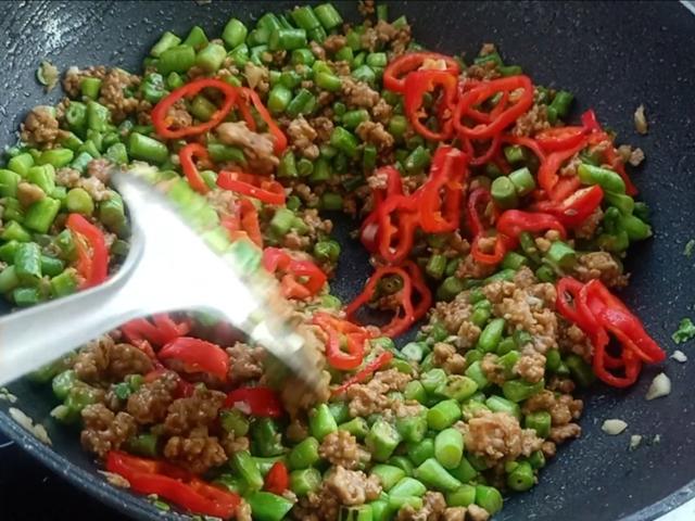 随便炒一炒的豆角,得到全家人的好评,夏季食欲减退的好家常菜