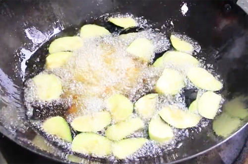 家常地三鲜,烹炒这道菜,食材要过油和复炸,才能做出传统好滋味