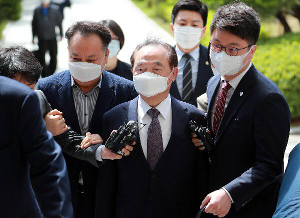 6月2日上午，韩国釜山前任市长吴巨敦前往釜山地方法院，接受拘留前审查。图源：韩媒《朝鲜日报》
